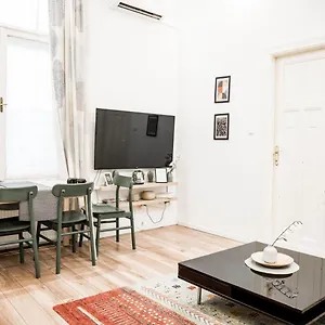 Stylish And Spacious ! Location Kazincy Netflix דירה